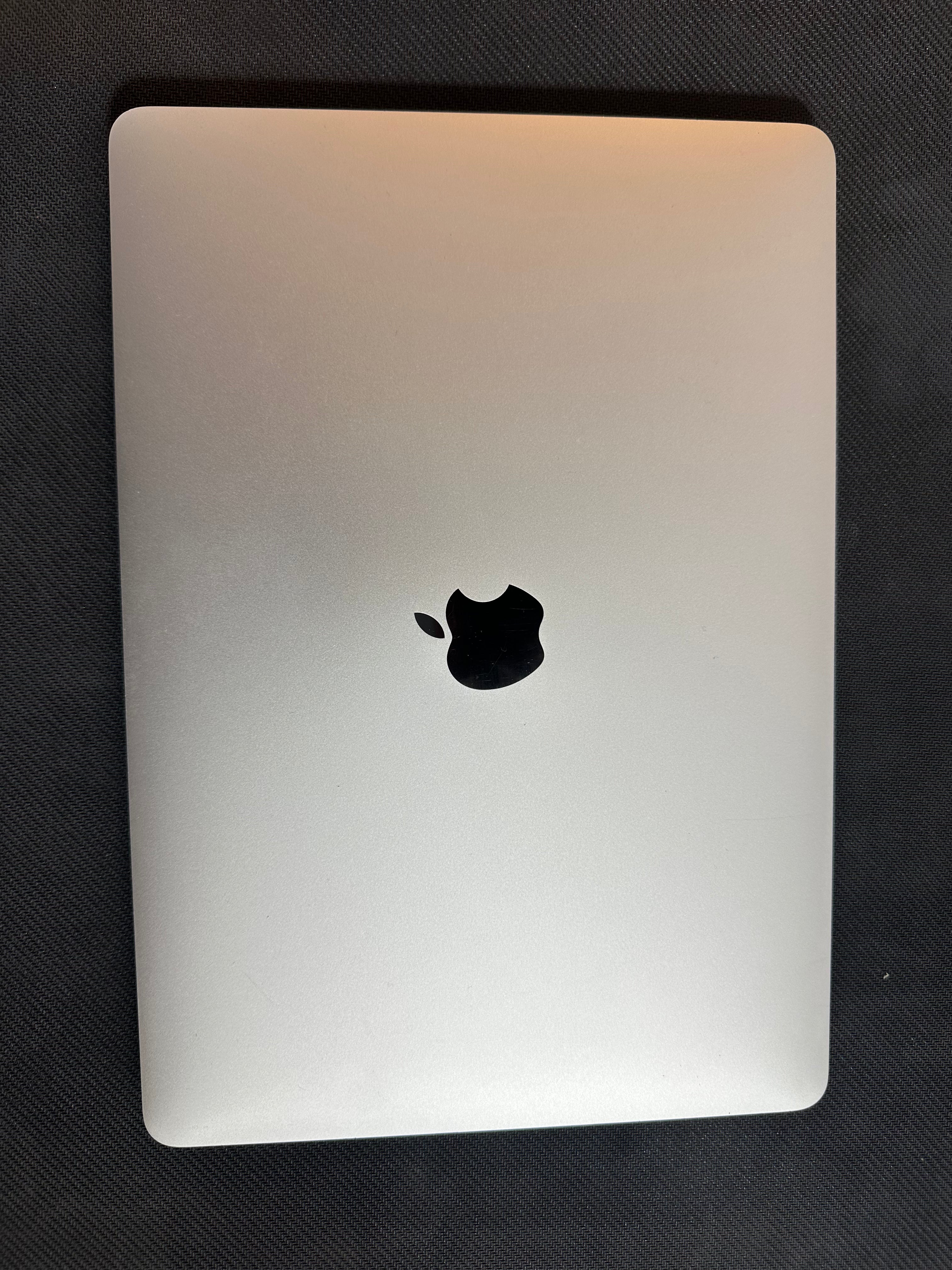 MacBook M1 2020 13" 8 RAM - 256 GB (sin cargador)