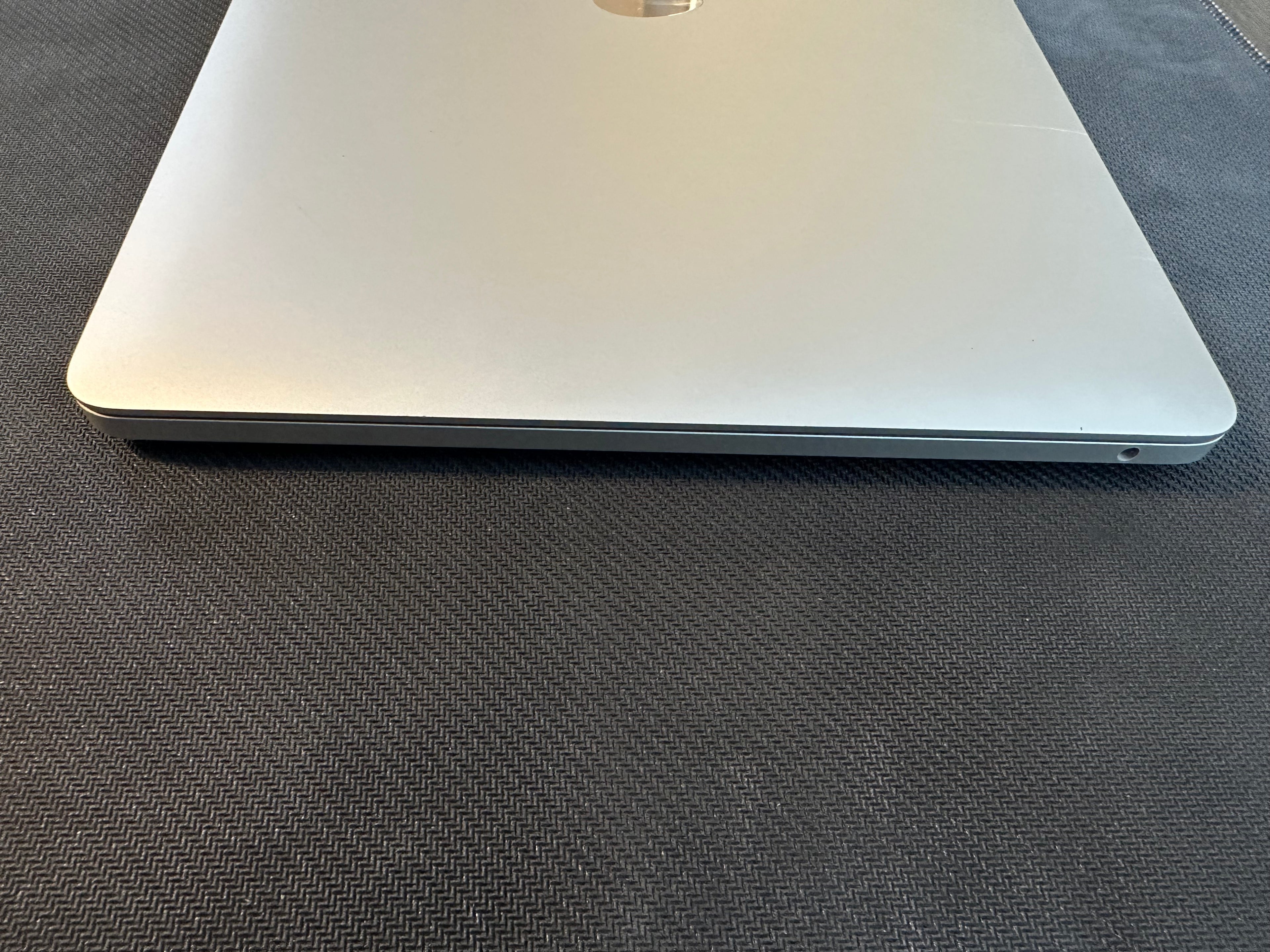 MacBook M1 2020 13" 8 RAM - 256 GB (sin cargador)