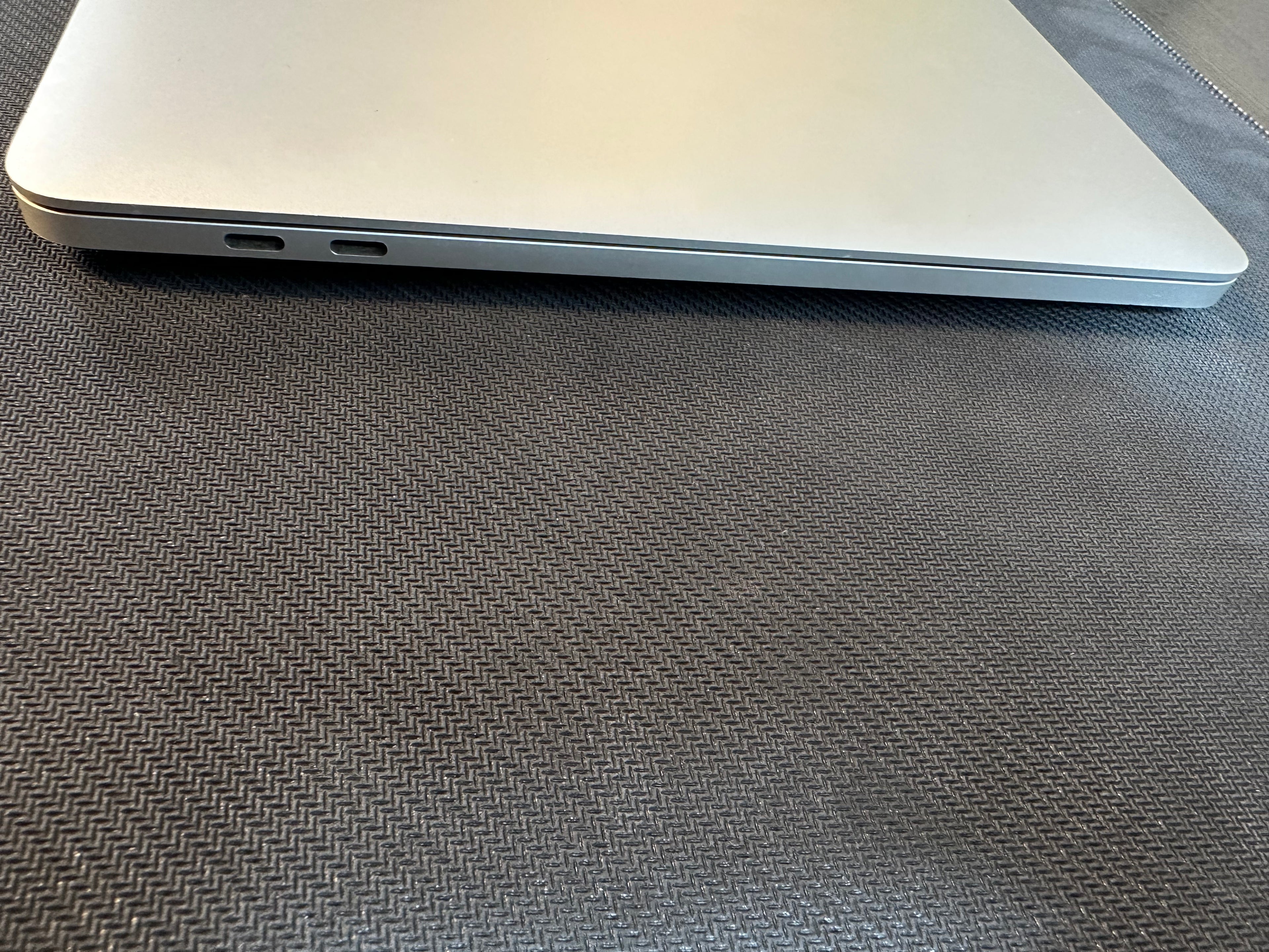 MacBook M1 2020 13" 8 RAM - 256 GB (sin cargador)