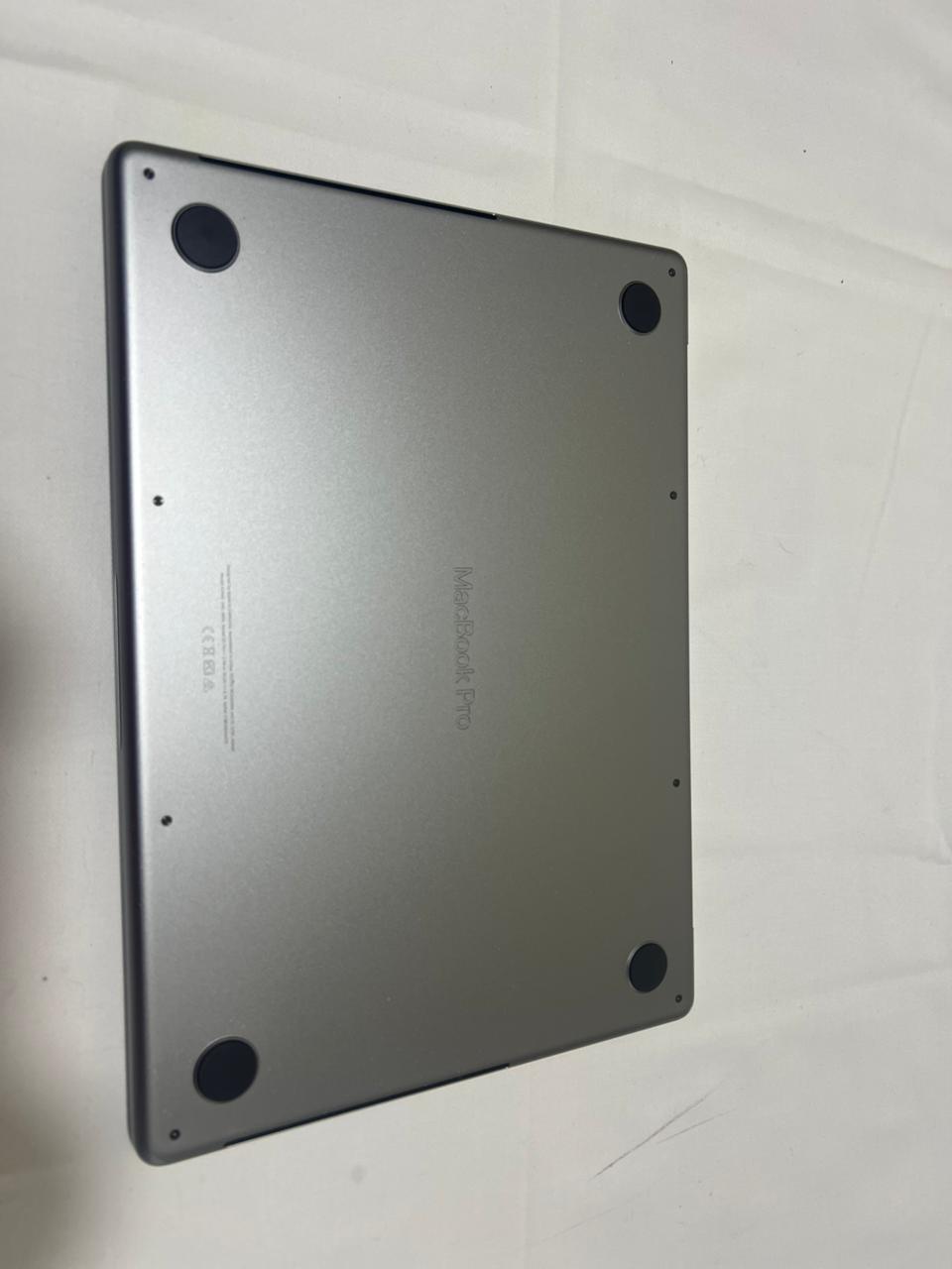 Apple MacBook Pro M1 2021 - 16GB RAM - 512GB 14" - 281 ciclos (87%) Plateado (Clasificación A)